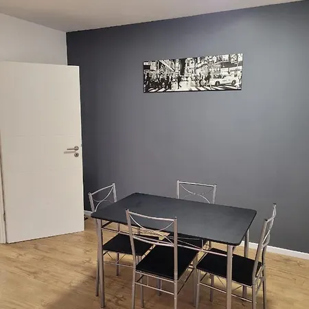 Schoene, Gemuetliche Moeblierte 2 Zi In Rgb Apartmán *